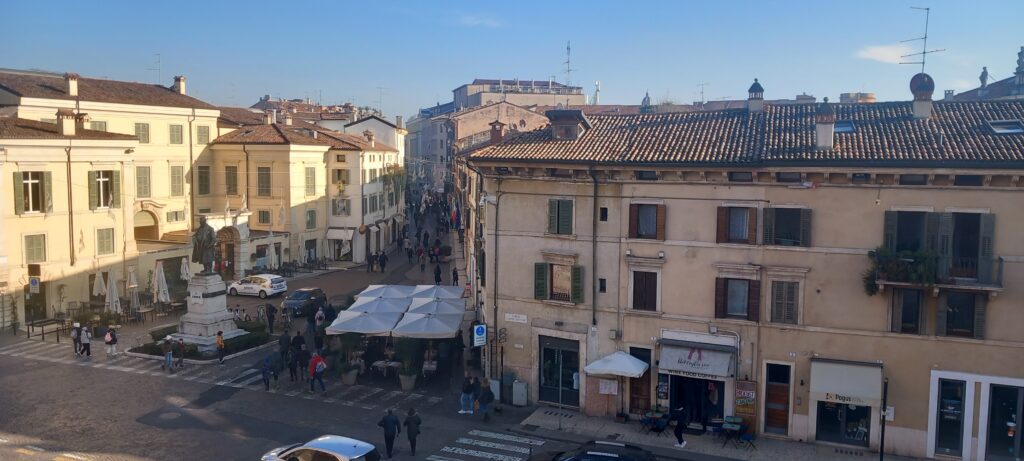 piazza Cavour Verona, cosa fare e cosa vedere In viaggio con gli amici