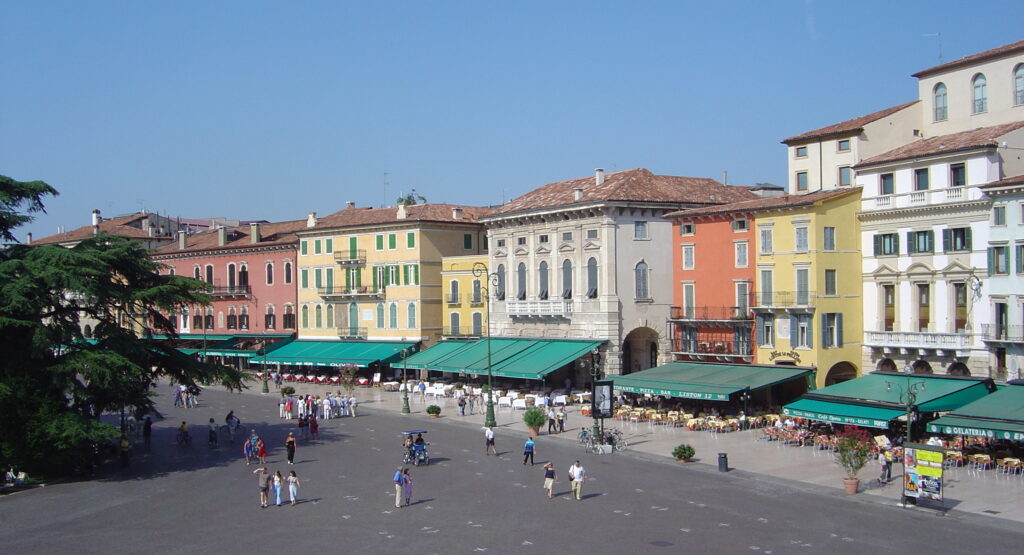Piazza Bra In viaggio con gli amici Verona, cosa fare e cosa vedere