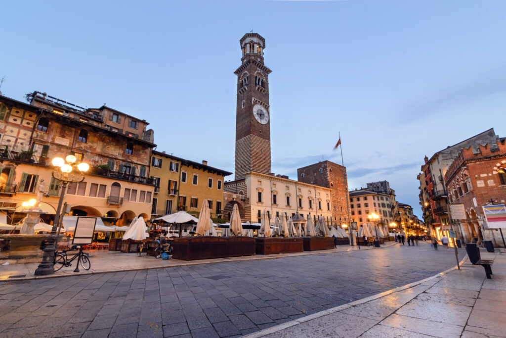 Piazza Erbe, Torre dei Lamberti In viaggio con gli amici Verona, cosa fare e cosa vedere