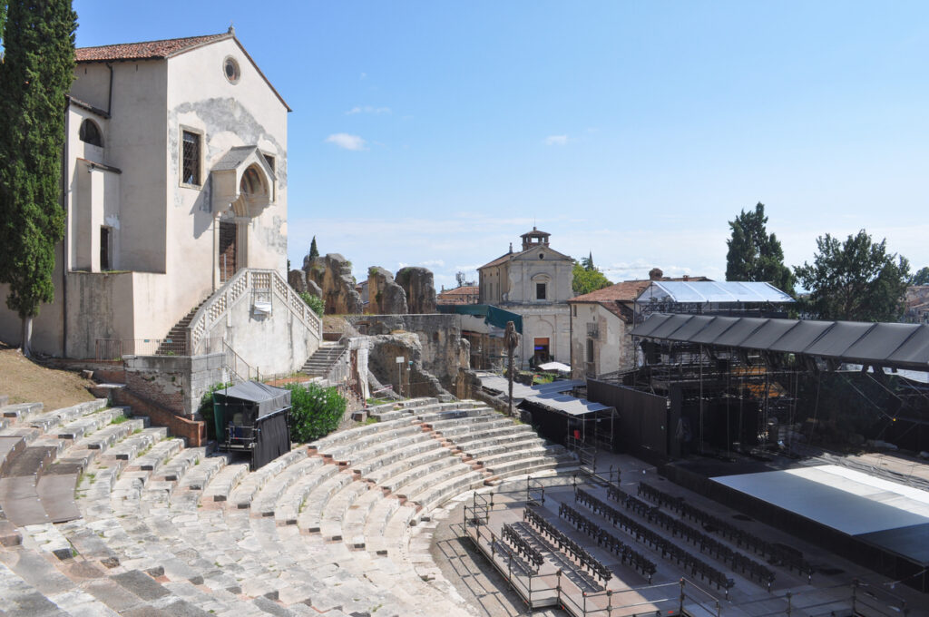 Teatro romano Verona, cosa fare e cosa vedere, in viaggio con gli amici