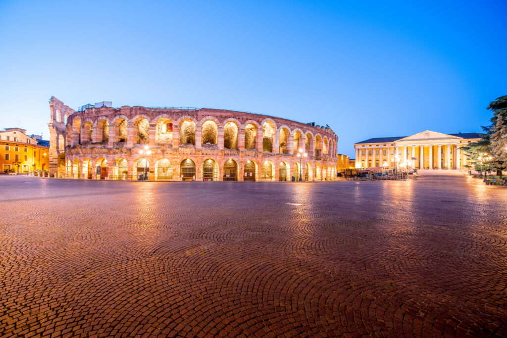 Piazza Bra-Arena di Verona In viaggio con gli amici Verona, cosa fare e cosa vedere