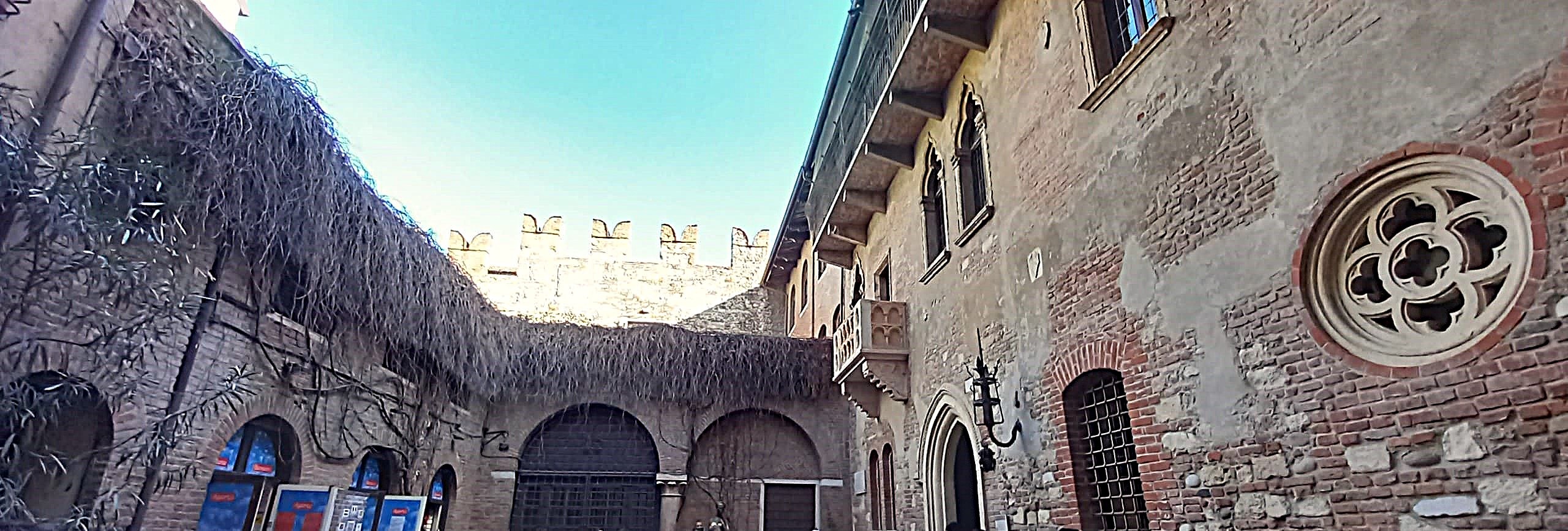 Balcone di Giulietta, in viaggio con gli amici verona