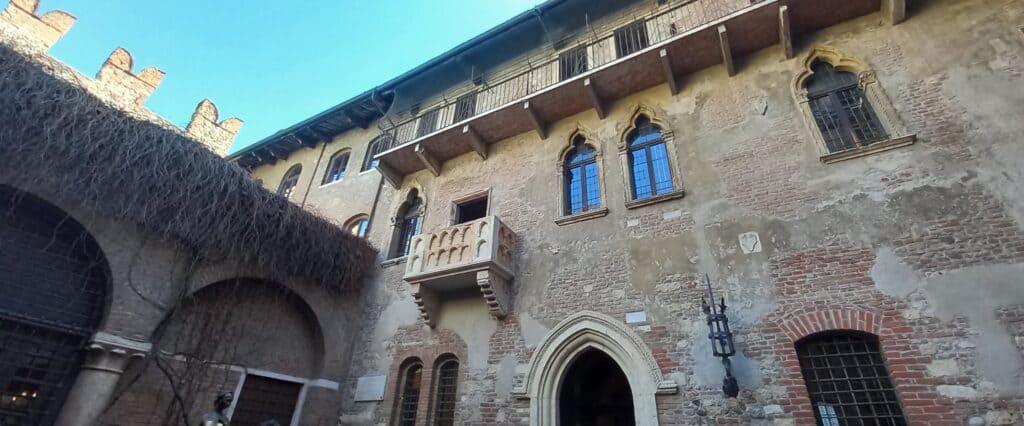 Balcone di Giulietta, in viaggio con gli amici verona