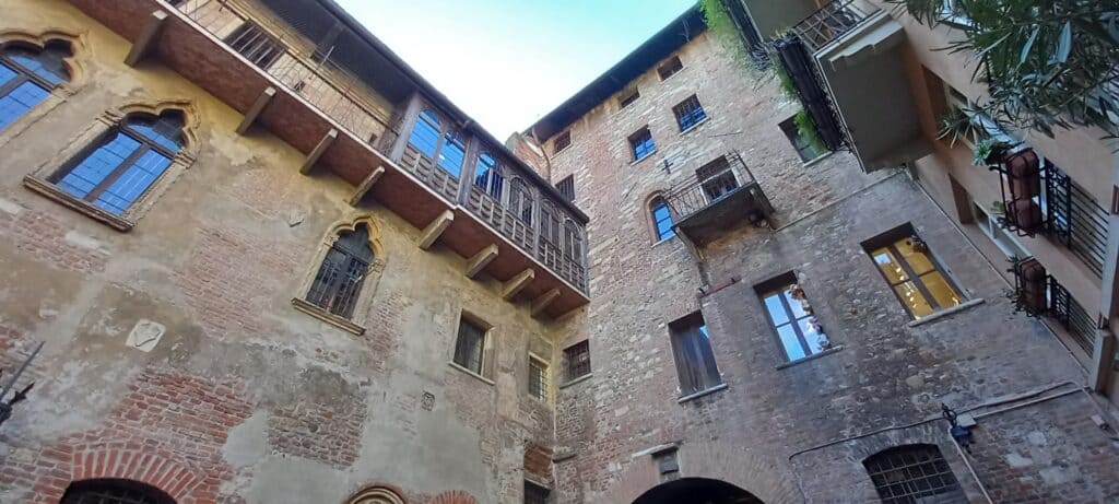 Balcone di Giulietta, in viaggio con gli amici verona